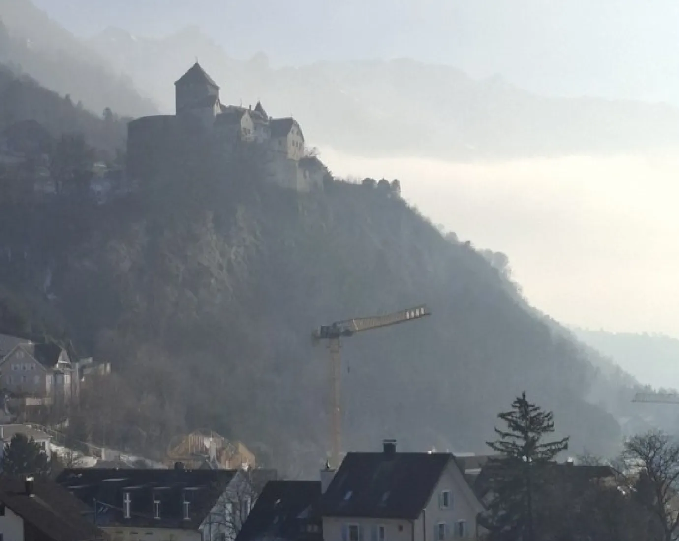 Bild mit Schloss und Weinberg.