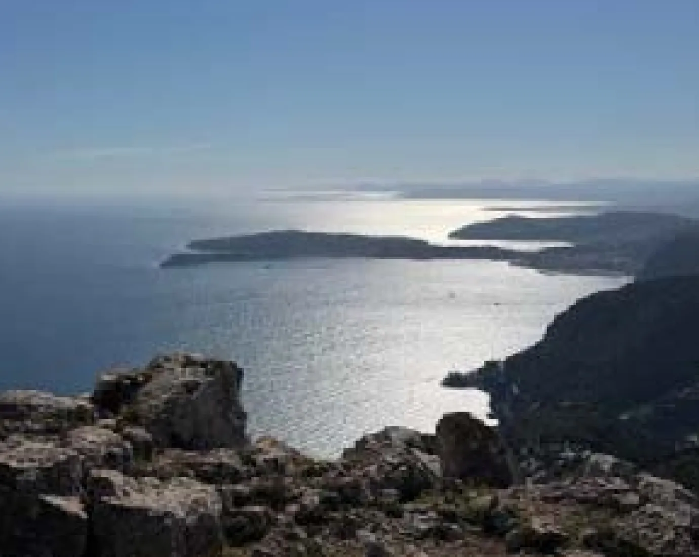 Küste mit blauem Meer.