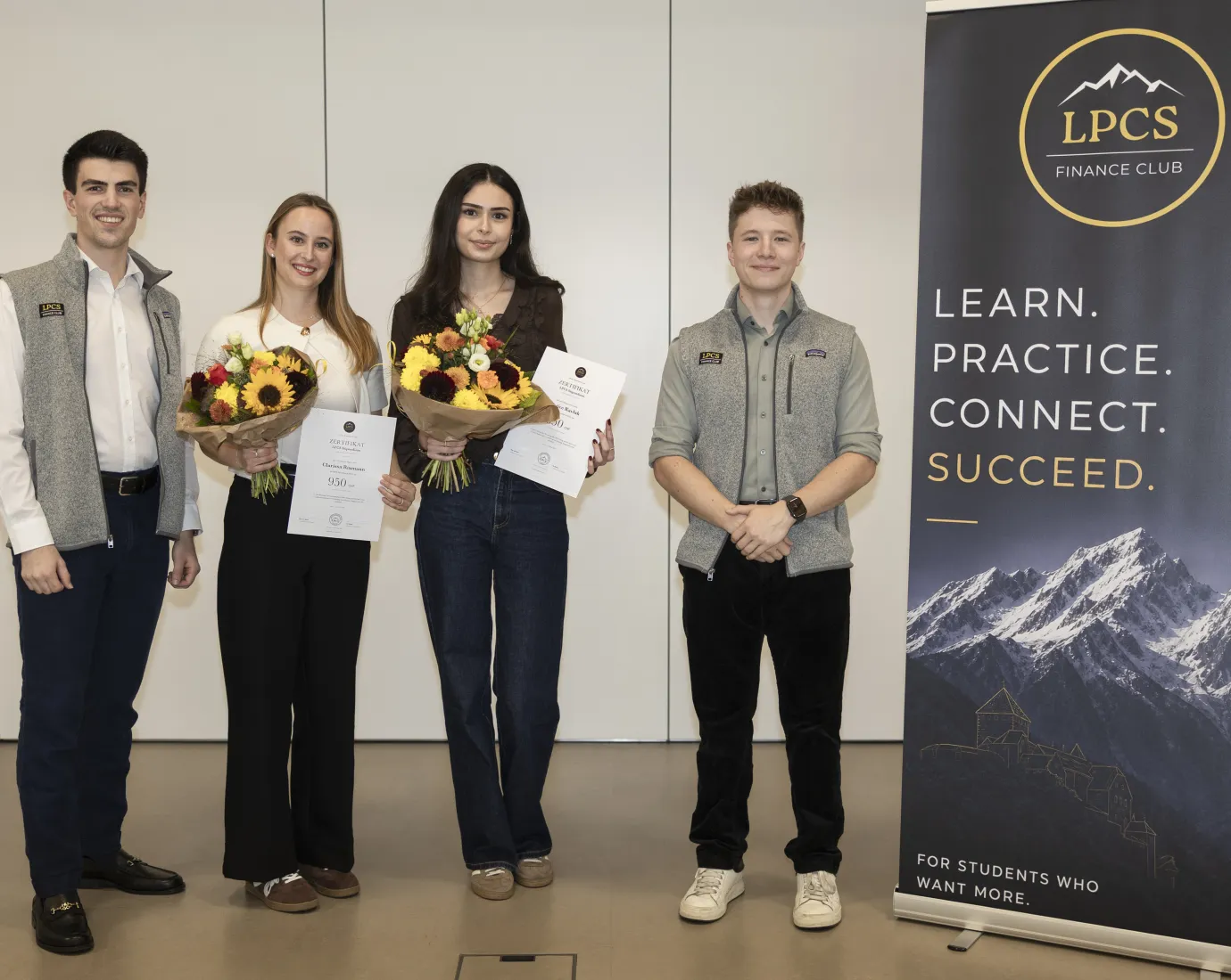 Tim Rotter, Clarissa Rixmann, Hatice Kavlak und Finn von Bank bei der Verleihung des ersten LPCS-Stipendiums. (v.l) 