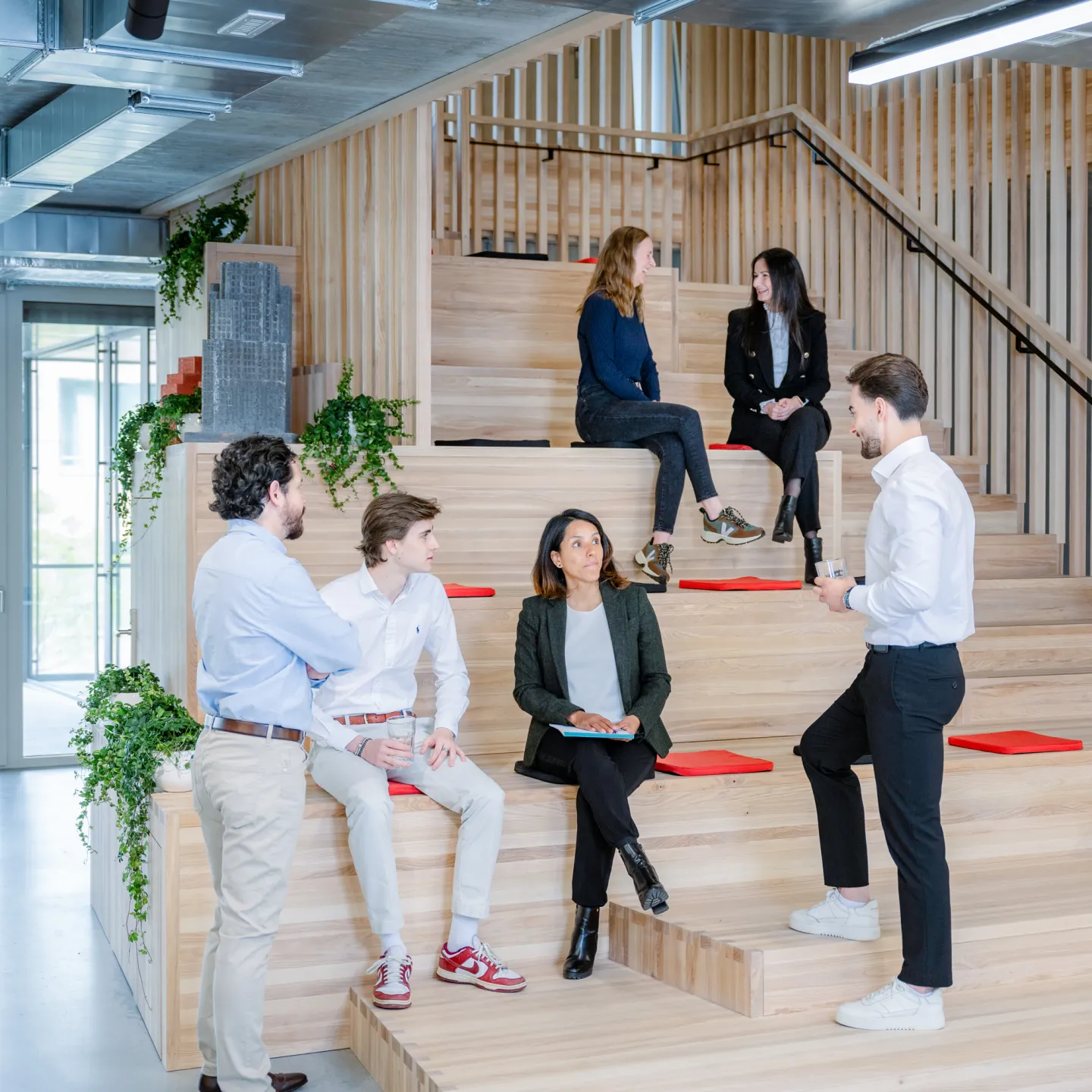 Gruppenarbeit auf moderner Holztribüne an der Universität