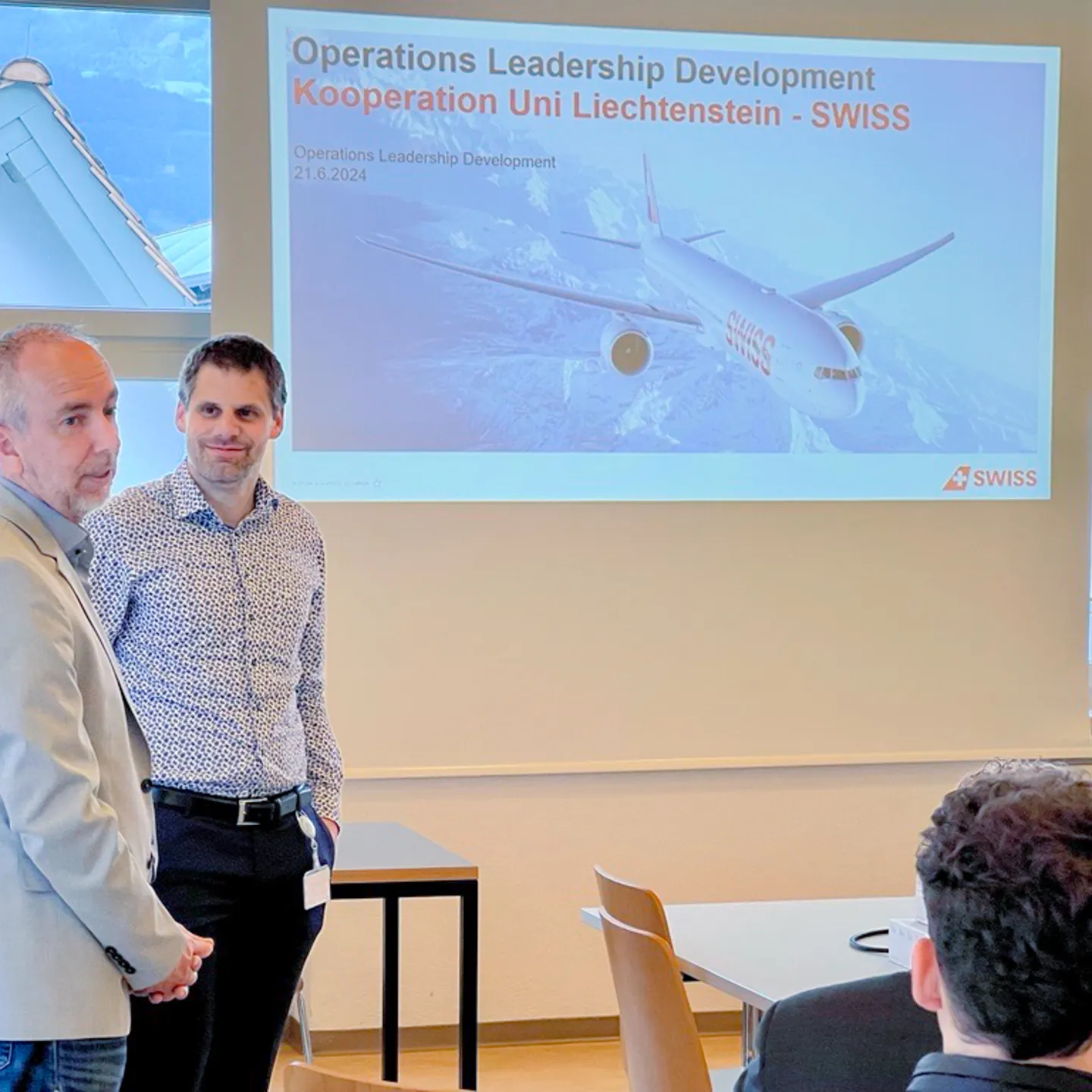 Präsentation zur Zusammenarbeit zwischen Universität Liechtenstein und SWISS im Seminarraum.