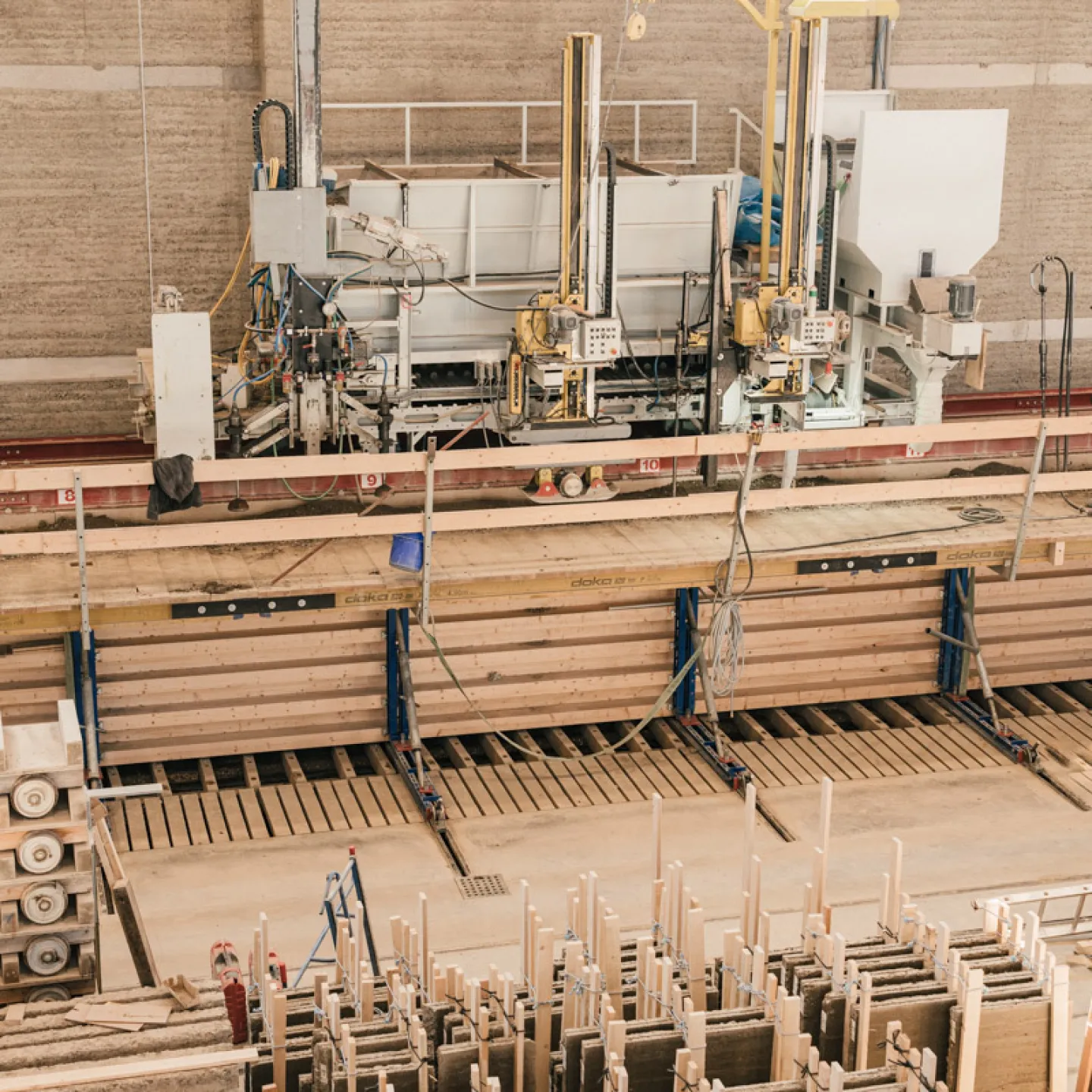 Architektur-Fertigungsanlage-fuer-Lehm--earth-HUB-der-Liechtenstein-School-of-Architecture-Erden_Werkhalle.