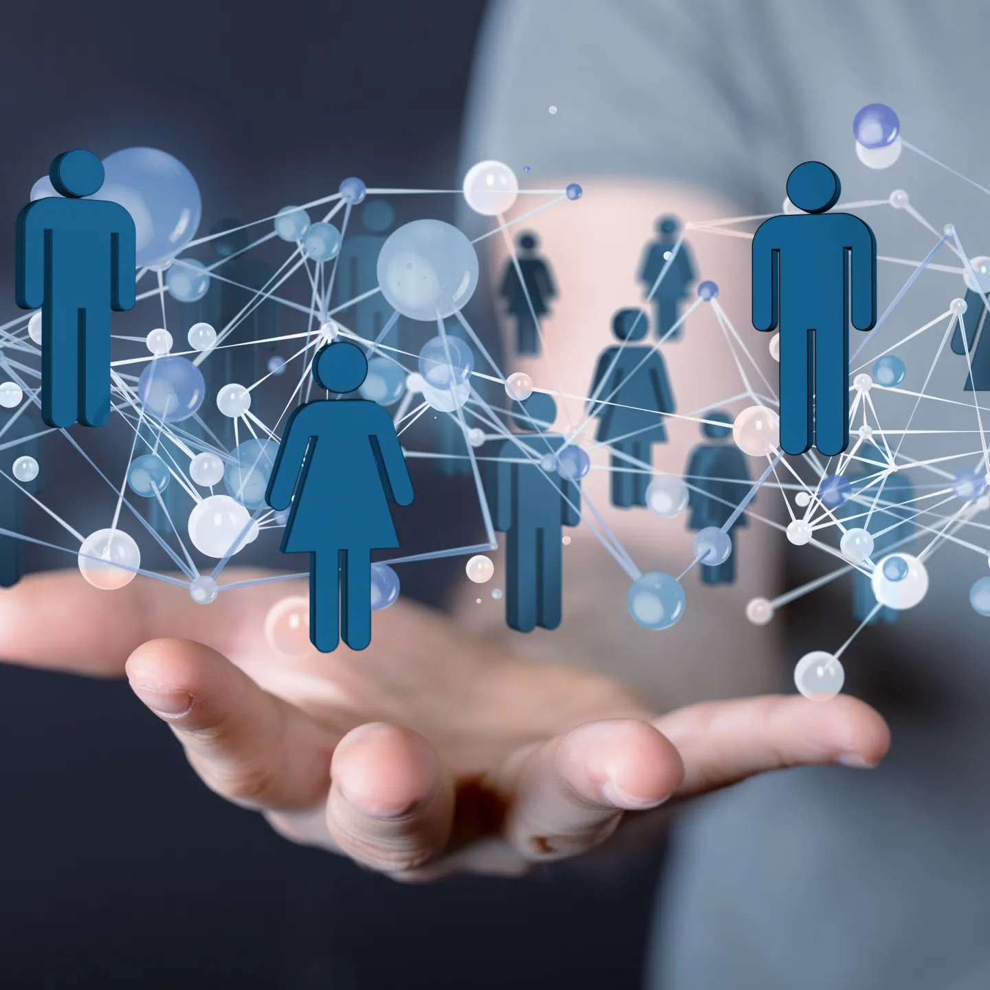 Handfläche mit schwebenden Symbolen für Menschen und Netzwerke, Darstellung von digitaler Vernetzung und sozialem Austausch.