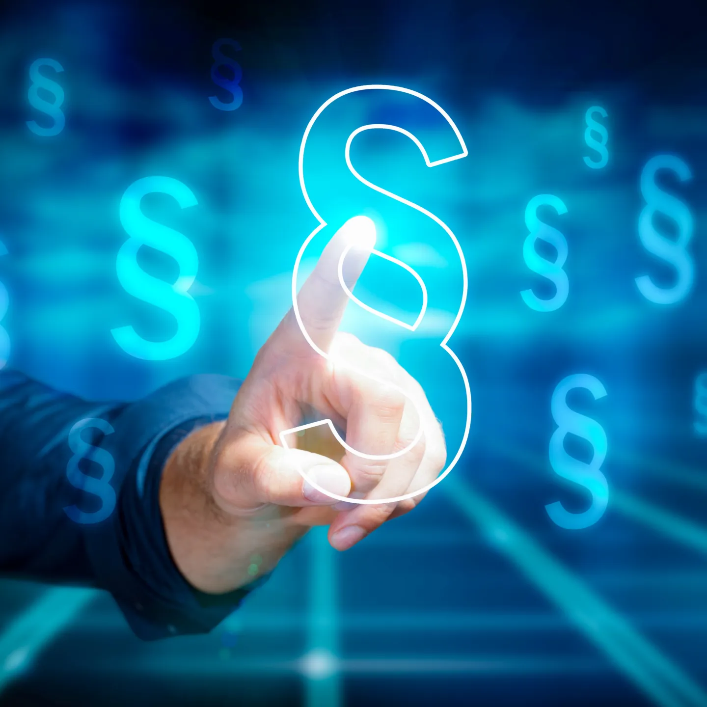 Person drückt auf ein digitales Paragrafzeichen vor einem leuchtend blauen Hintergrund mit rechtlichen Symbolen.