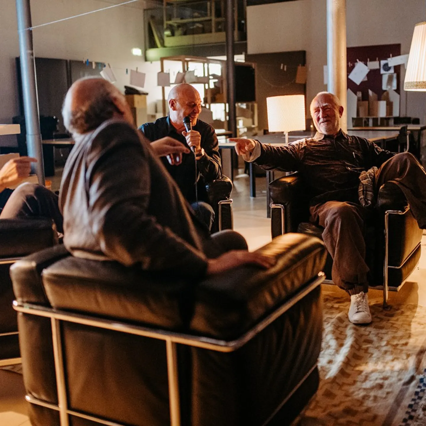 Architekt Peter Zumthor auf einem Sessel im Atelier der Liechtenstein School of Architecture