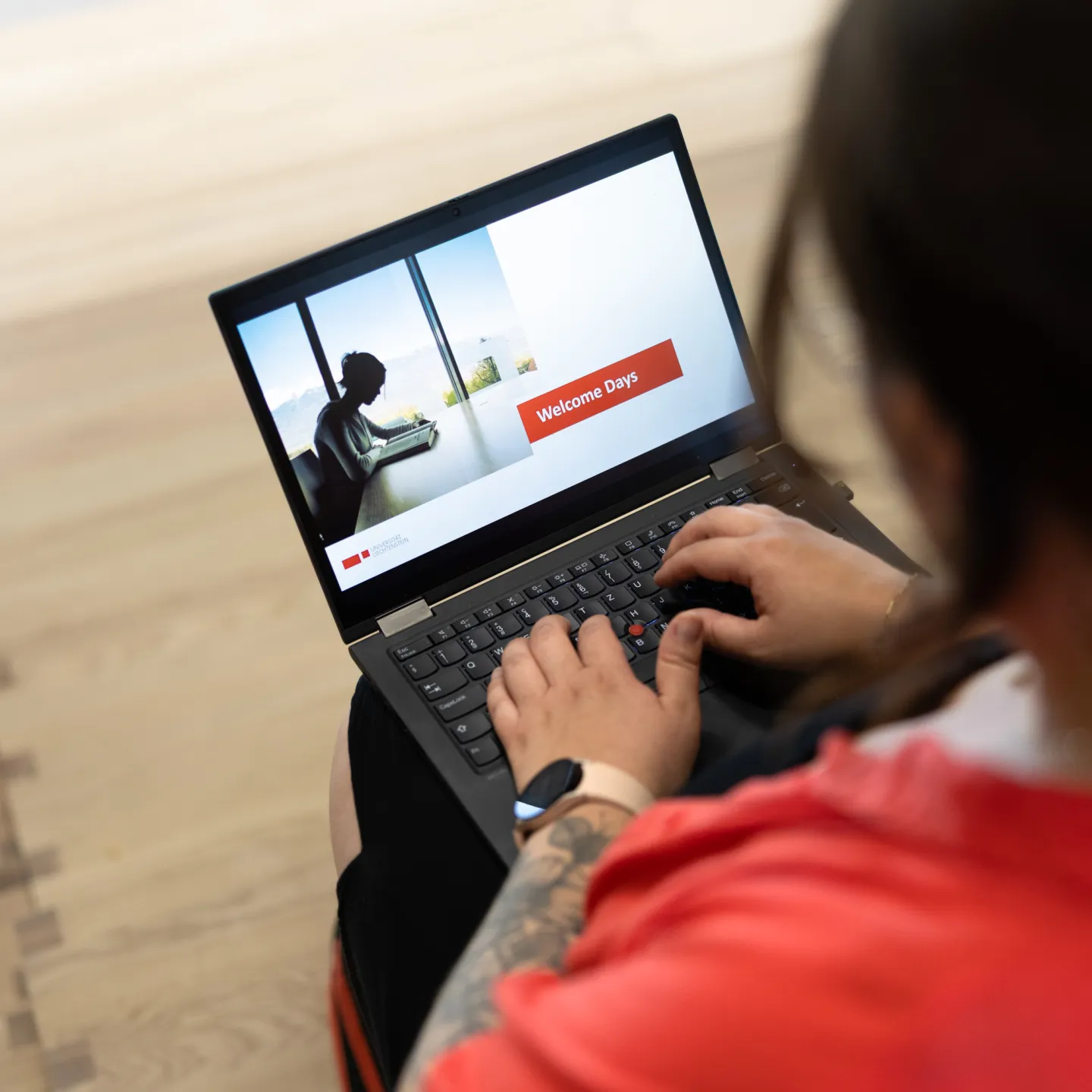Die Person nimmt mit dem Laptop an der Welcome der Universität Liechtenstein teil.