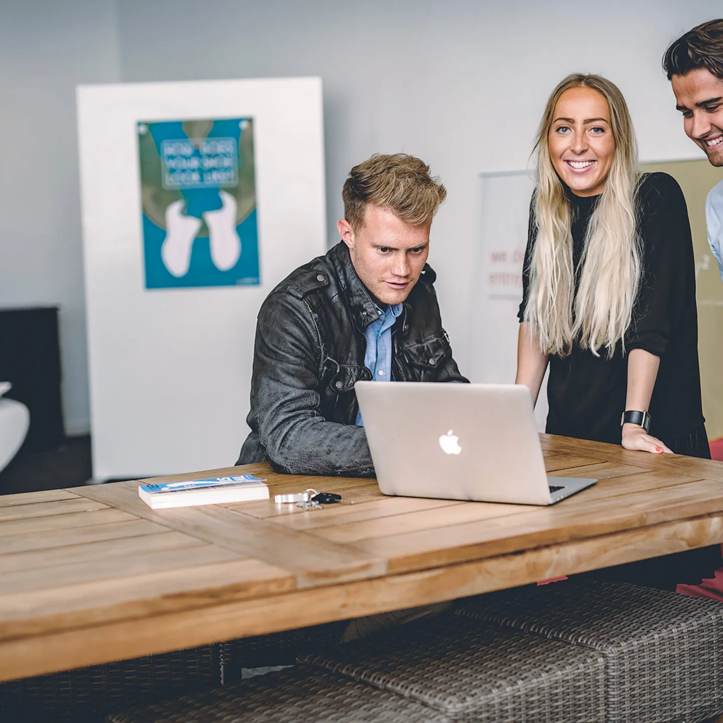Masterstudierende im Studiengang Entrepreneurship und Management der Universität Liechtenstein arbeiten gemeinsam an einem Projekt am Laptop in moderner Lernumgebung.