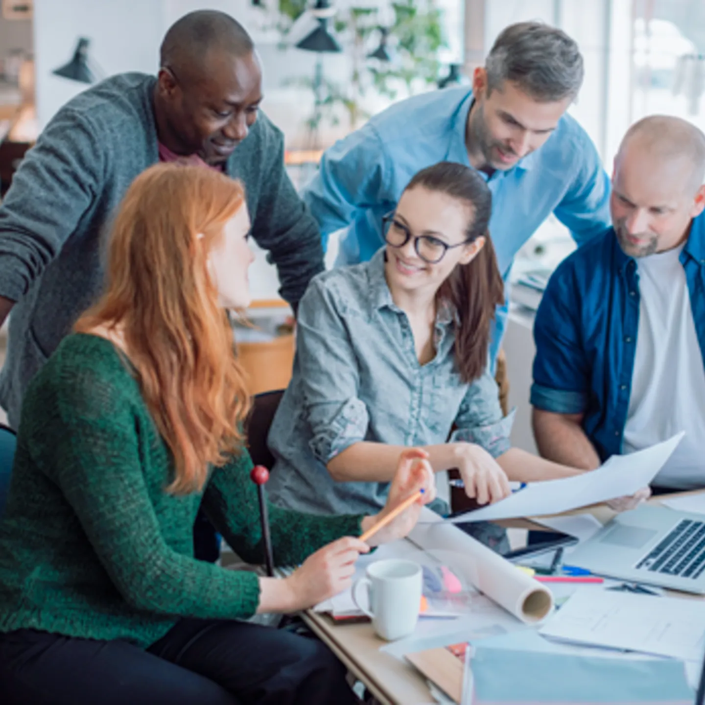 Gruppe von Forschern arbeitet zusammen