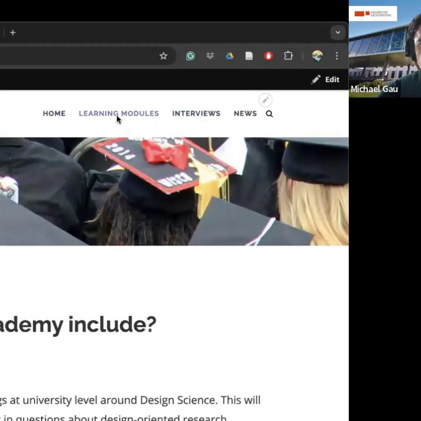 Ein Screenshot zeigt eine Online-Präsentation mit einem Bild von Absolventenhüten und einem Mann in einem Videoanruf. Oben sind Navigationslinks der Website sichtbar.