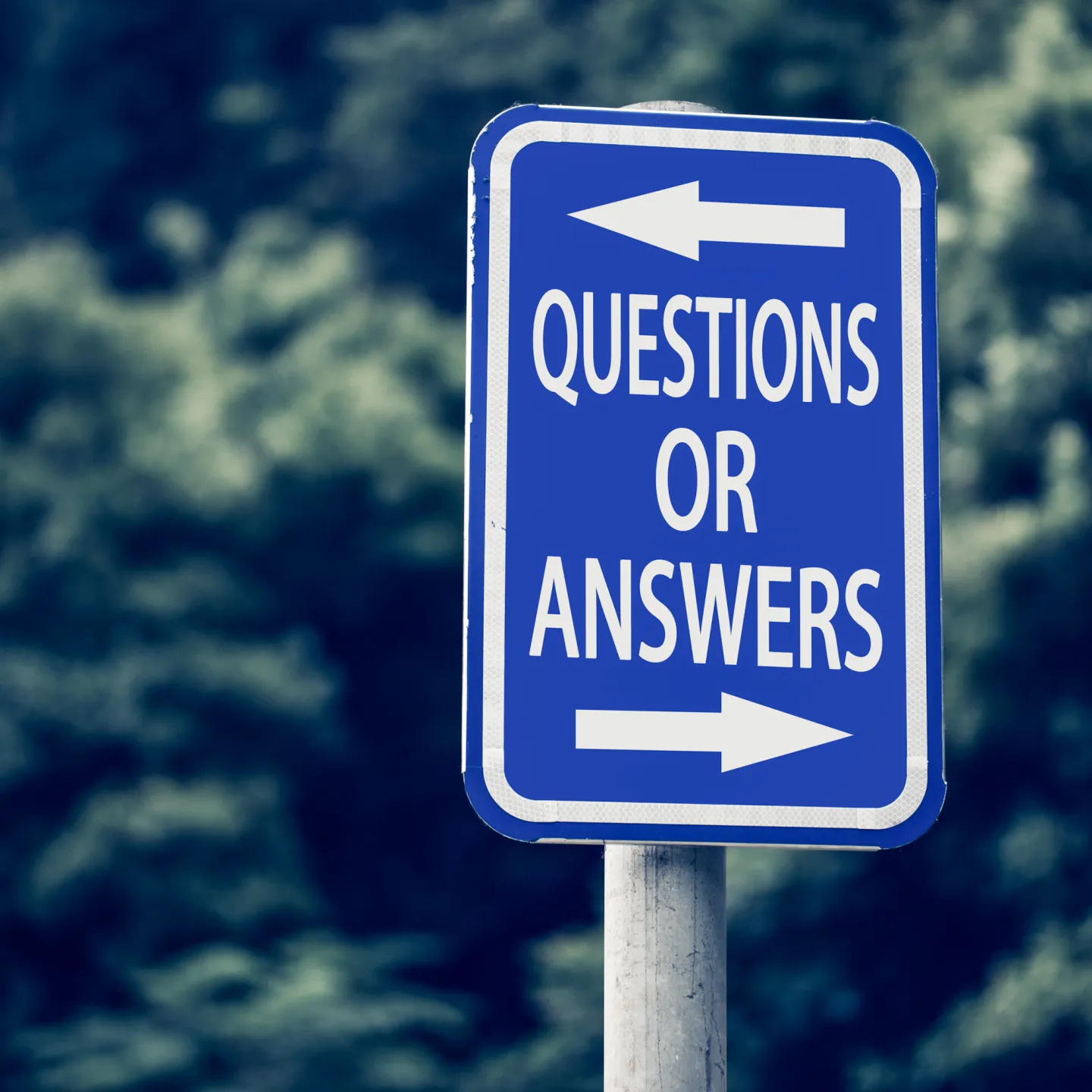 Strassenschild mit Beschriftung links Fragen nach rechts Antworten