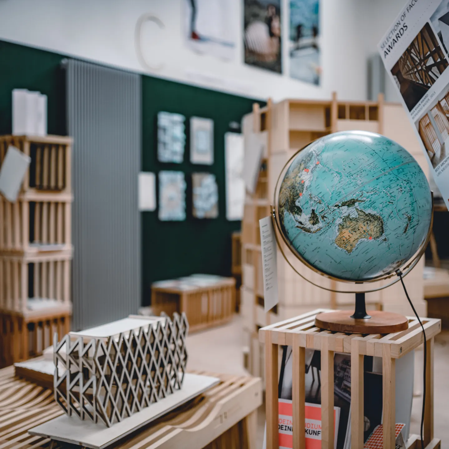 Seminarraum in der Universität Liechtenstein ein Globus steht auf einem Podest