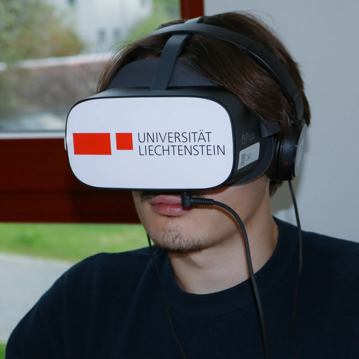 Student mit Virtual-Reality-Brille der Universität Liechtenstein bei einer digitalen Lehrveranstaltung.