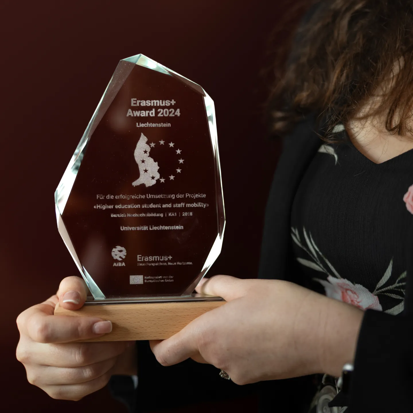 Frau hält Erasmus-Plus-Award 2024 der Universität Liechtenstein.