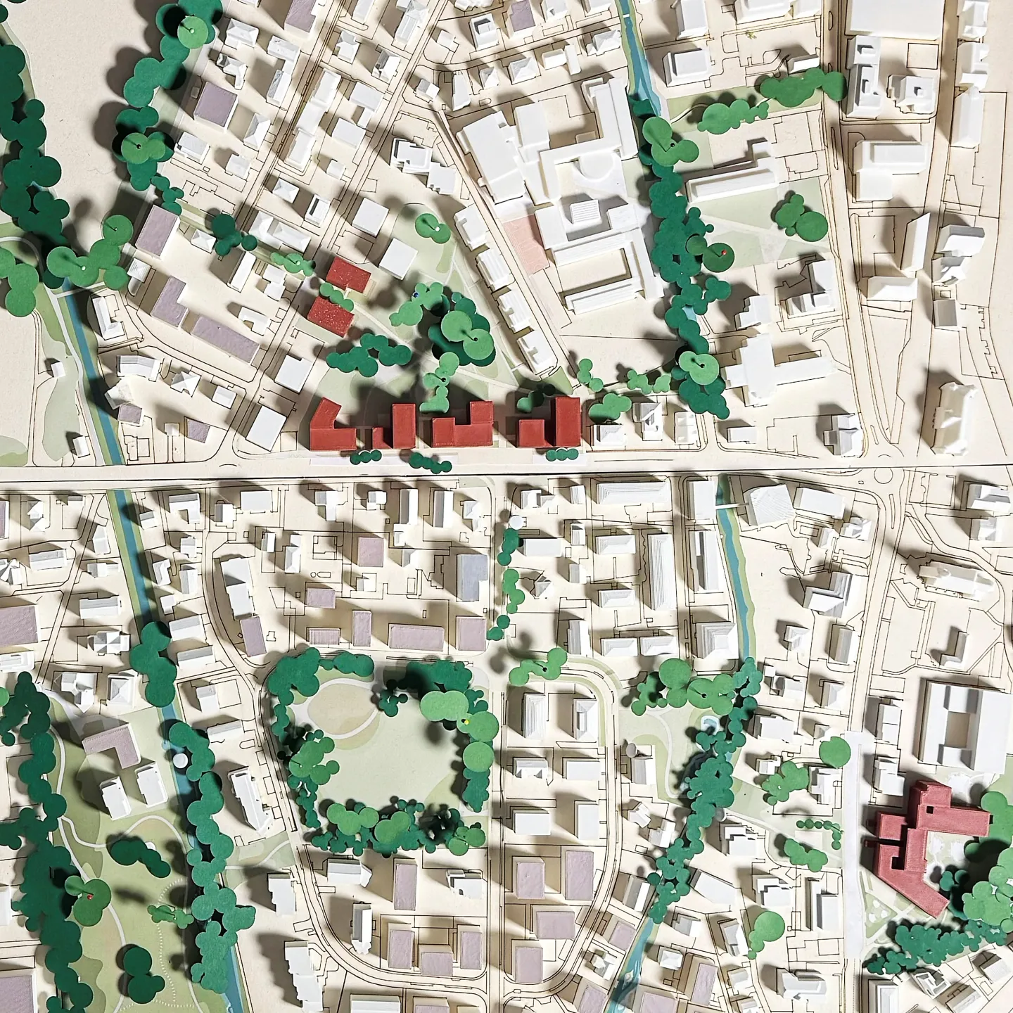 Städtebauliches Modell in Weiss, Grün und Rot