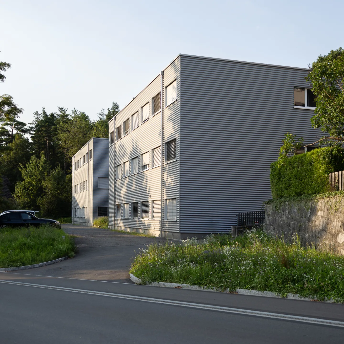 Blick auf das Studierendenwohnheim der Universität Liechtenstein von der Straße aus.