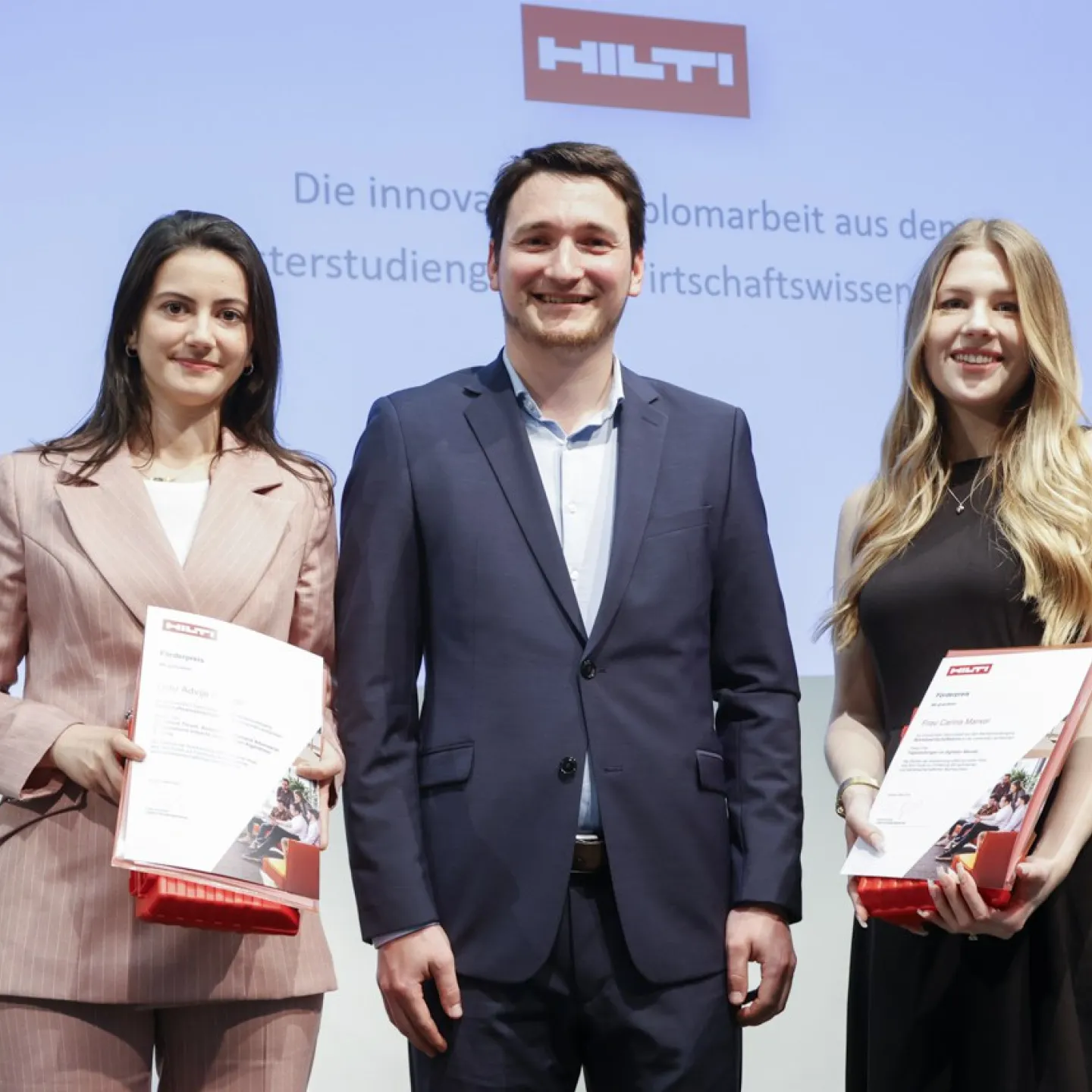 Auf dem Bild ist Tobias Zangerl zusammen mit Advije Rizvani und Carina Marxer welche gerade ihr Diplom erhalten haben zu sehen.