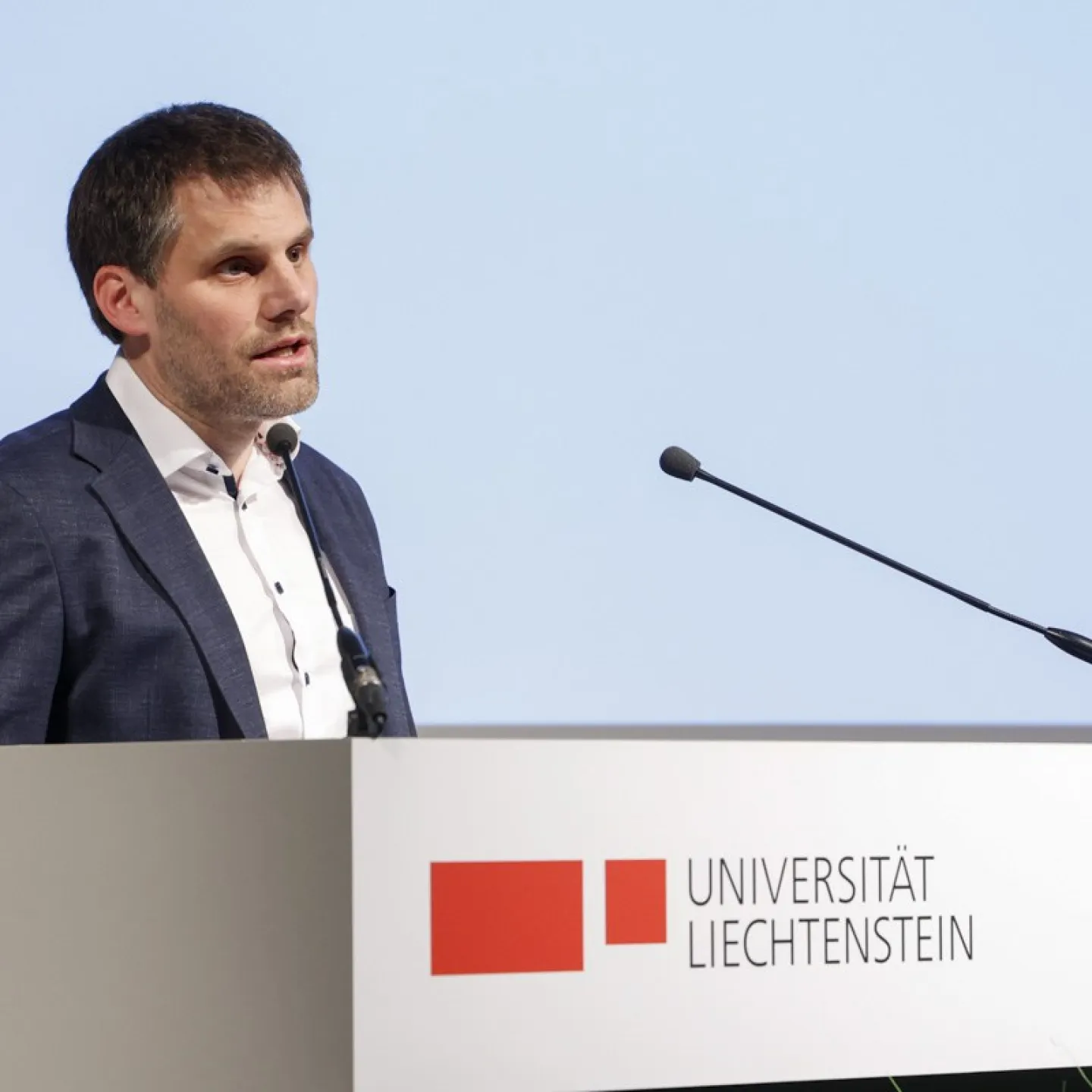 Rektor Dr. Christian Frommelt welcher gerade eine Rede hält.