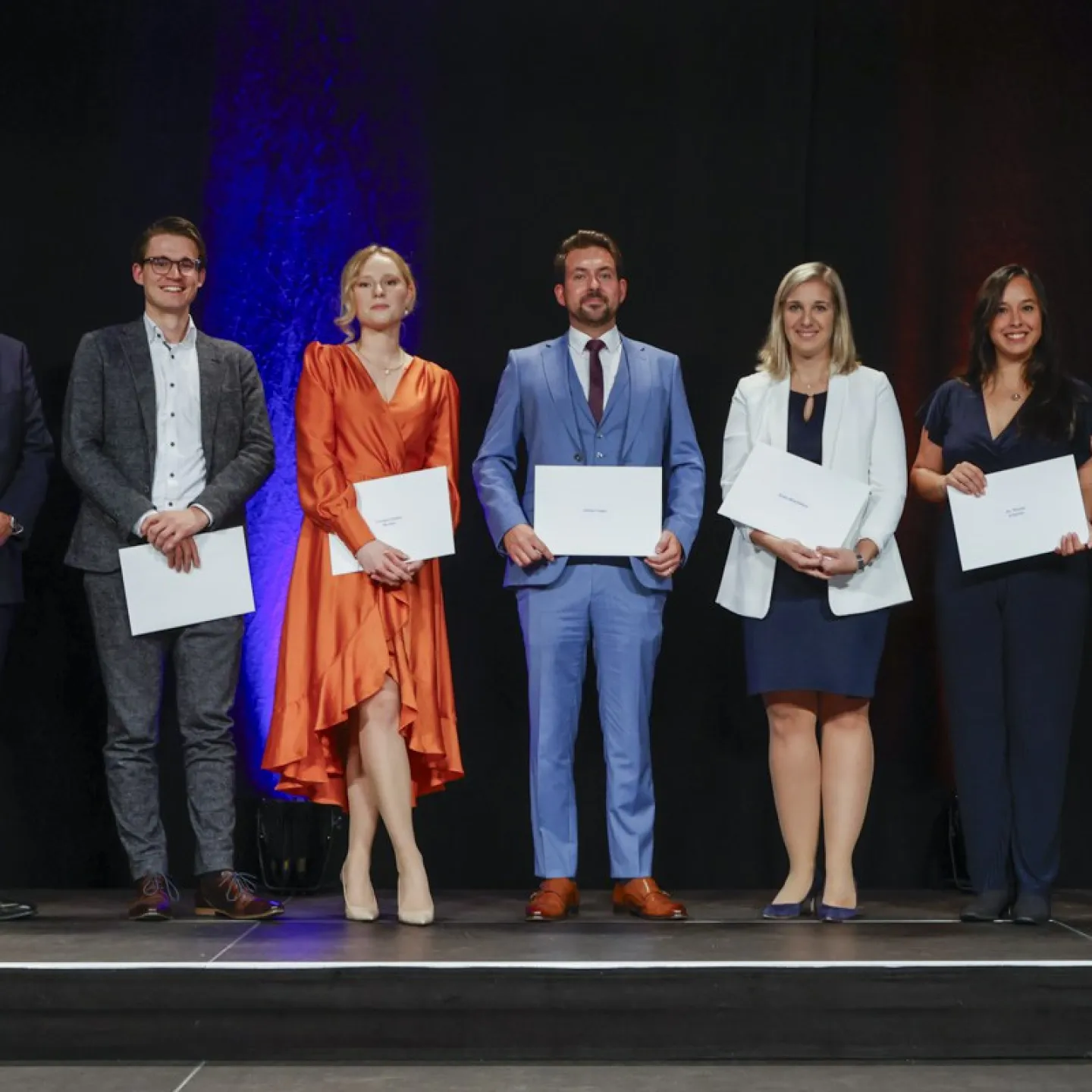 Anton Rüf, Lukas Voellmecke, Veronica Hermes, Adrian Vogler, Katja Moosleithner, Mirjam Schüssler und Prof. Dr. Alexandra Butterstein zusammen auf einem Foto.