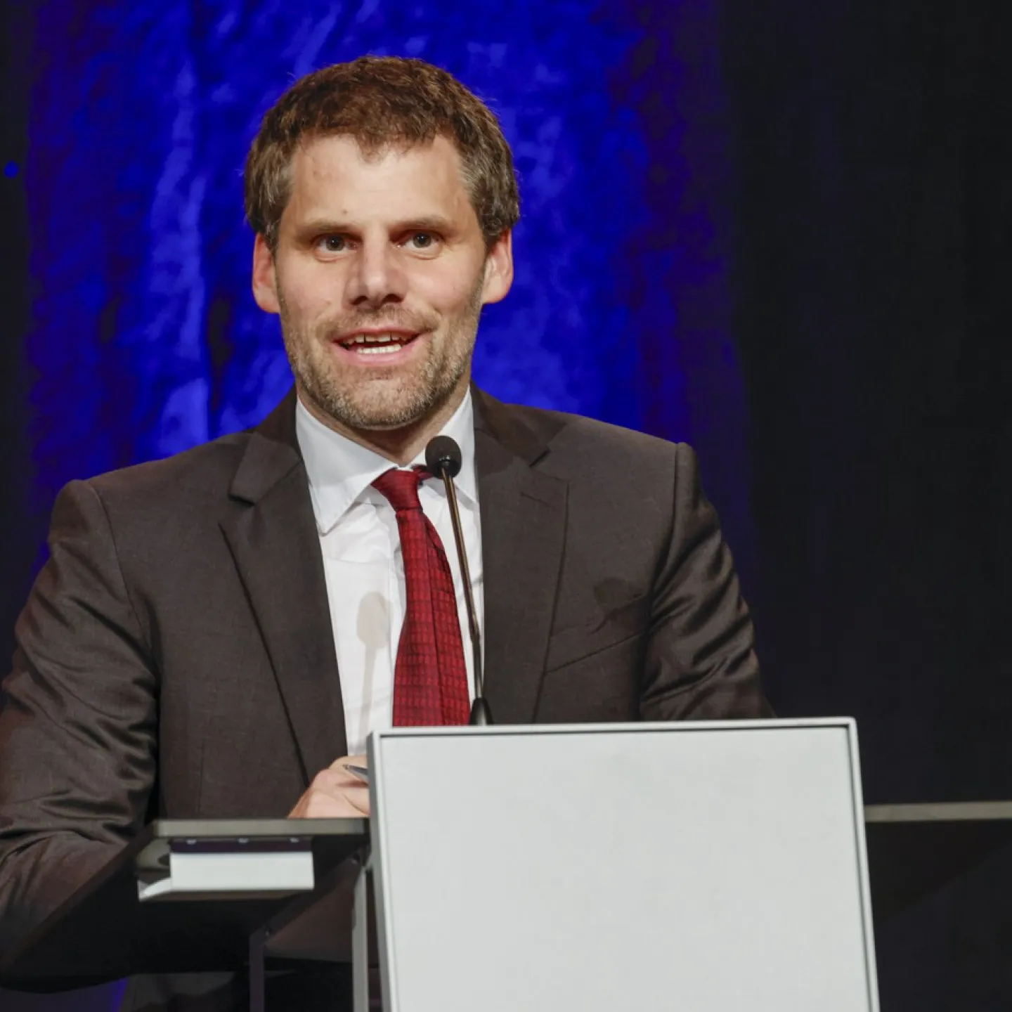 Rektor Christian Frommelt hält eine Rede.