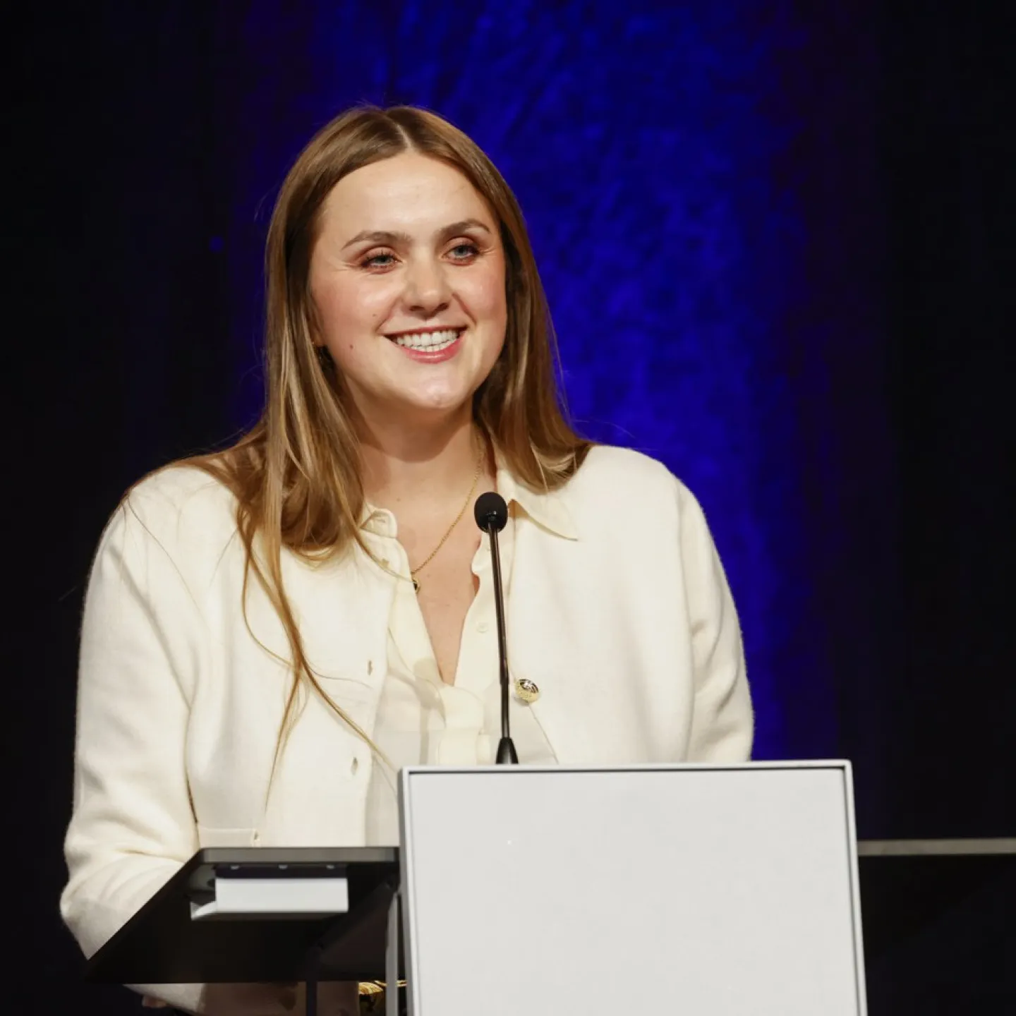 Sabrina Hodzic hält eine Rede.