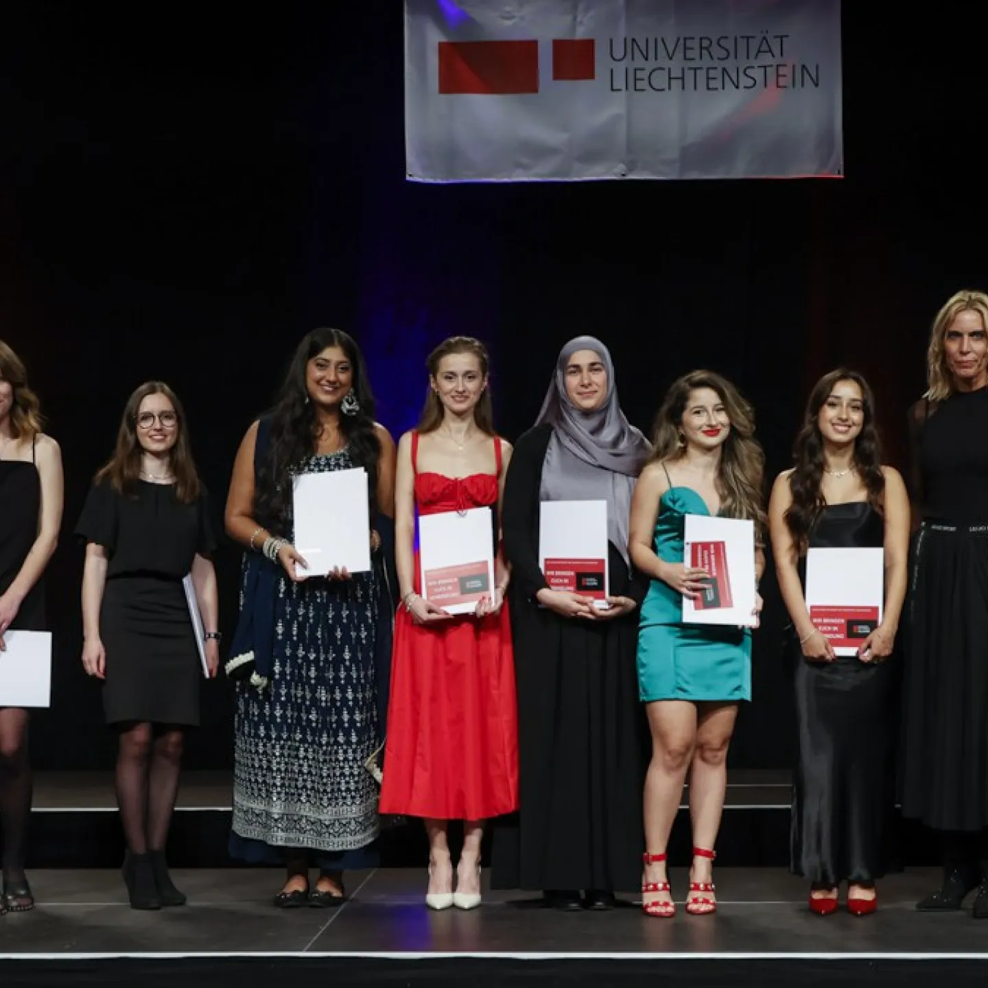 Auf dem Bild sind die Absolvent:innen des Masters of Science Architecture.