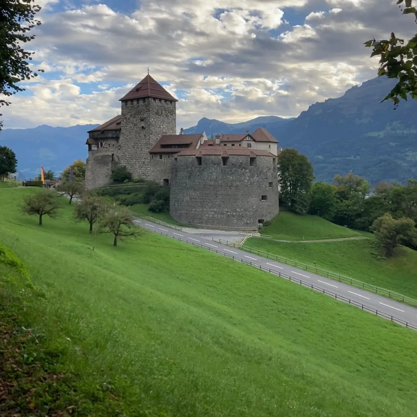 Das Schloss Vaduz an einem leicht bewölkten Tag
