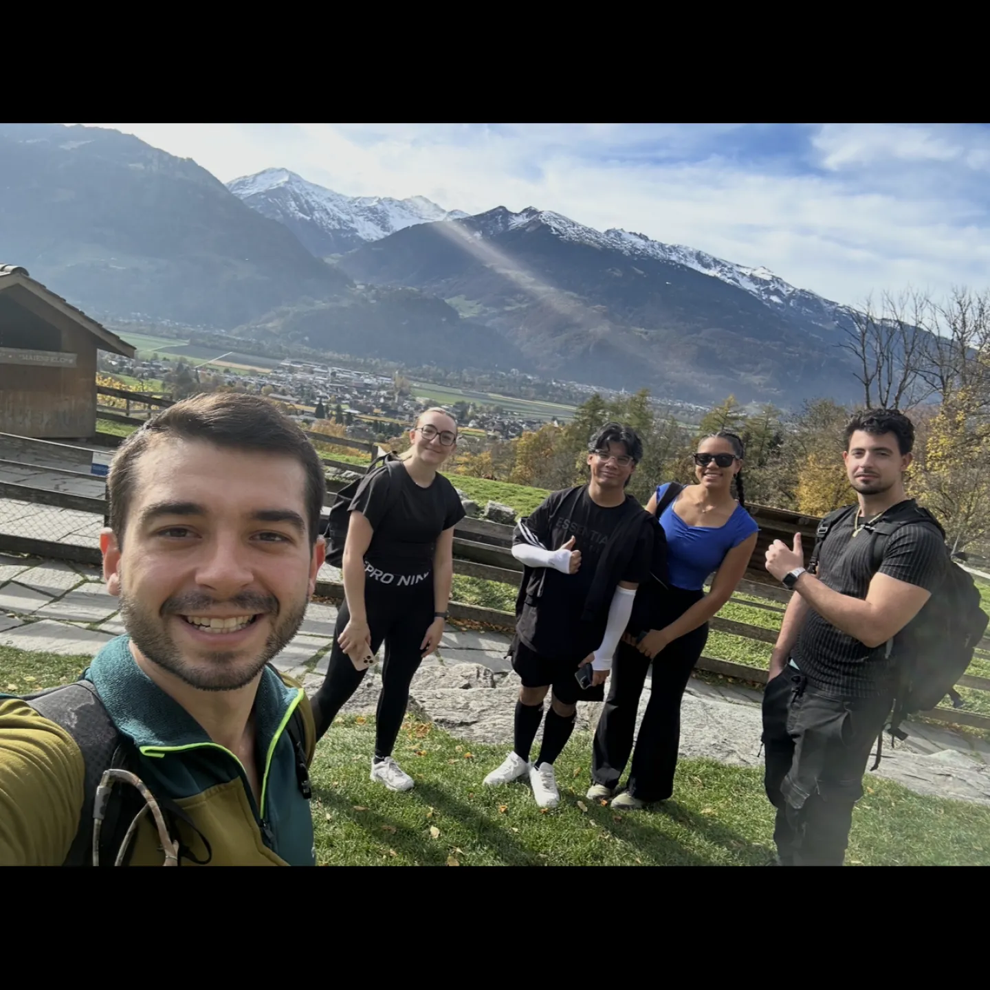 Selfie des Autors mit Freunden mit den Alpen im Hintergrund