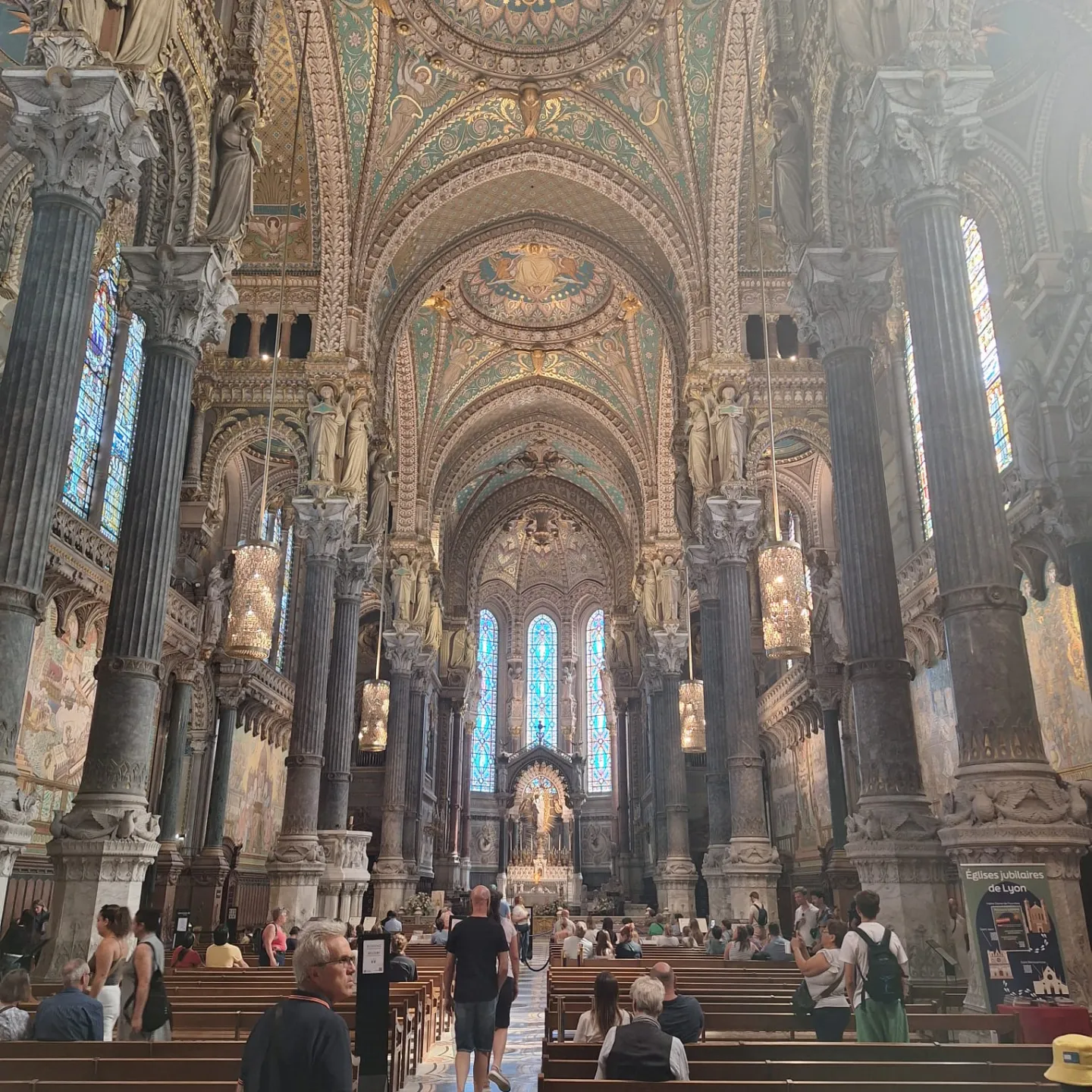 Notre-Dame de Fourvière in Lyon von innen