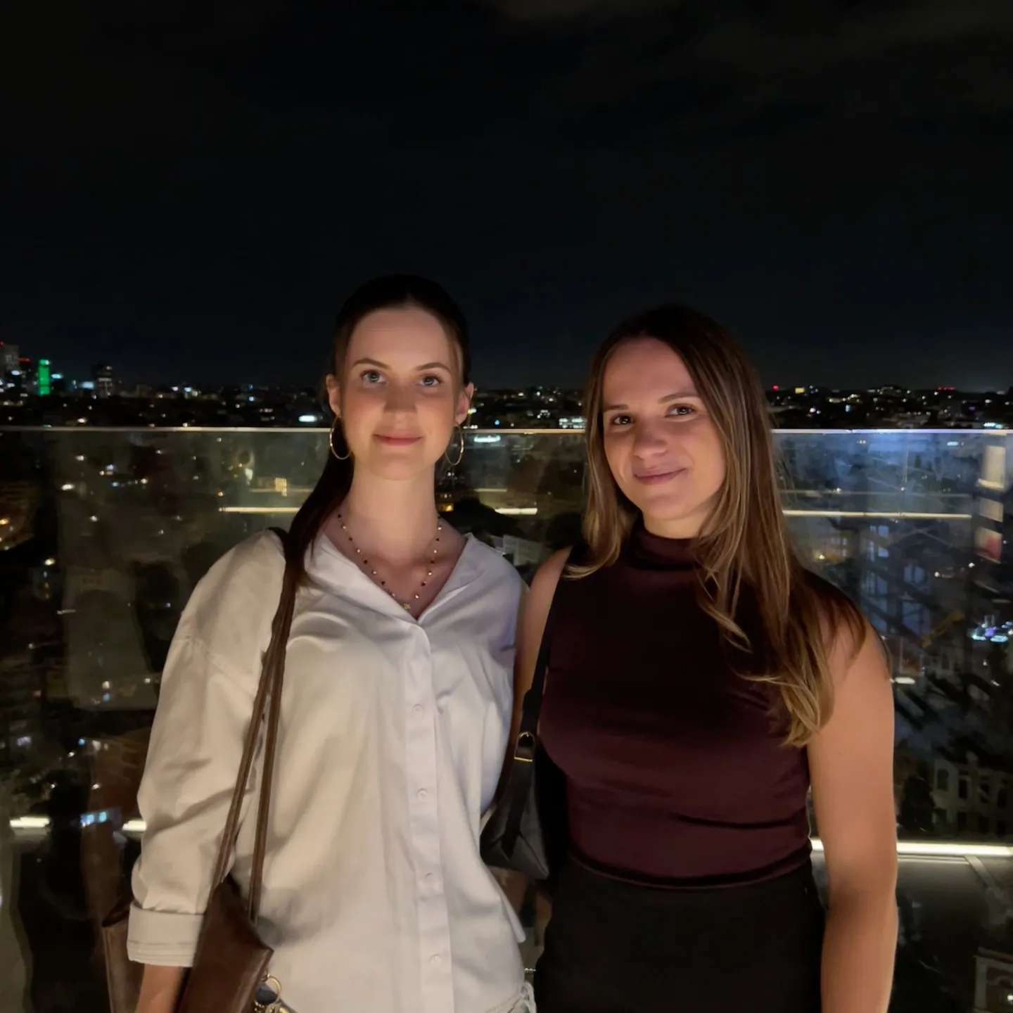 Die Autorin mit einer Freundin