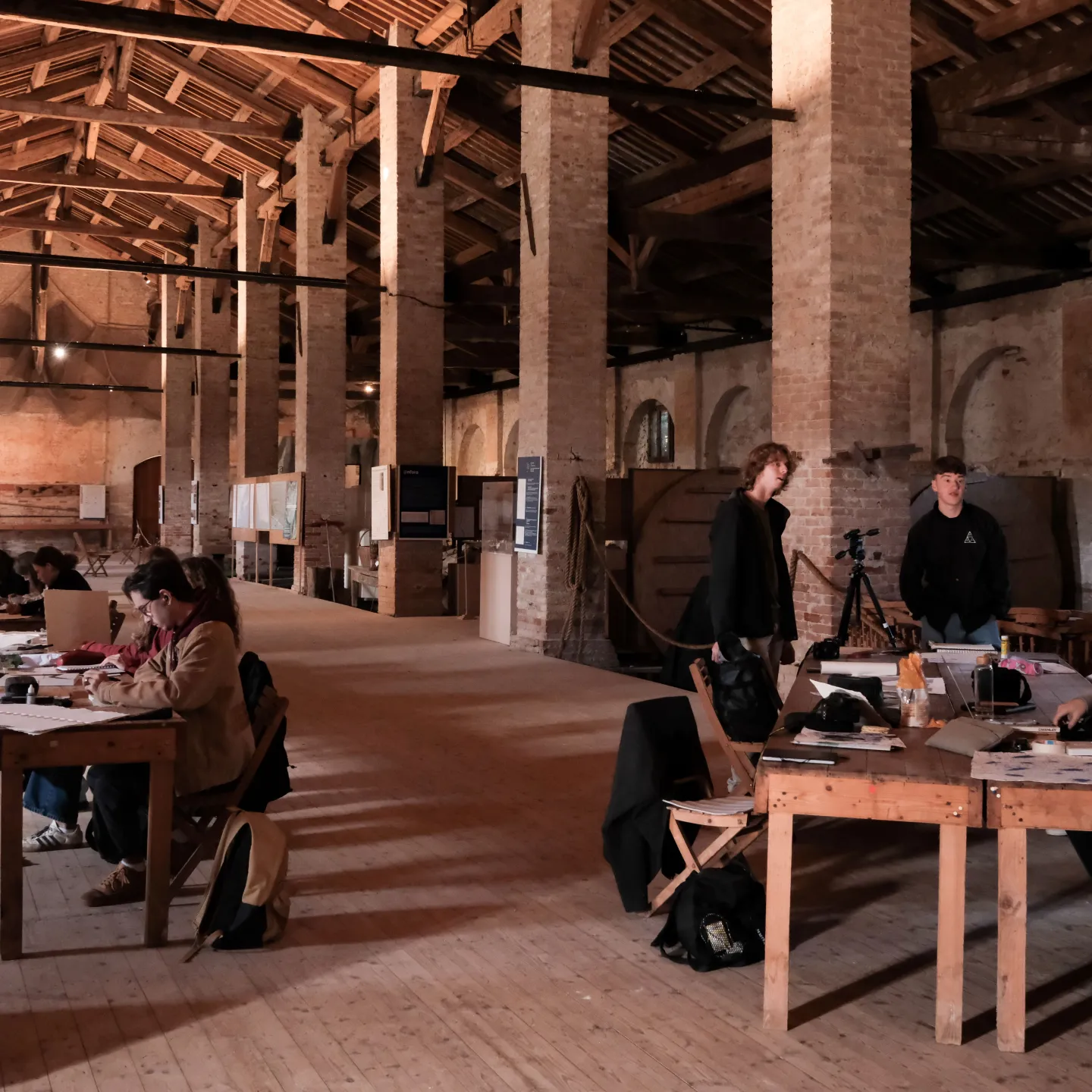 Ein grosser Saal mit mehreren Menschen