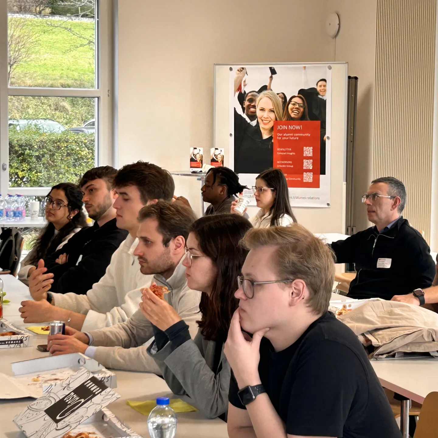 Studierende beim Alumni-Talk mit Mittagssnack