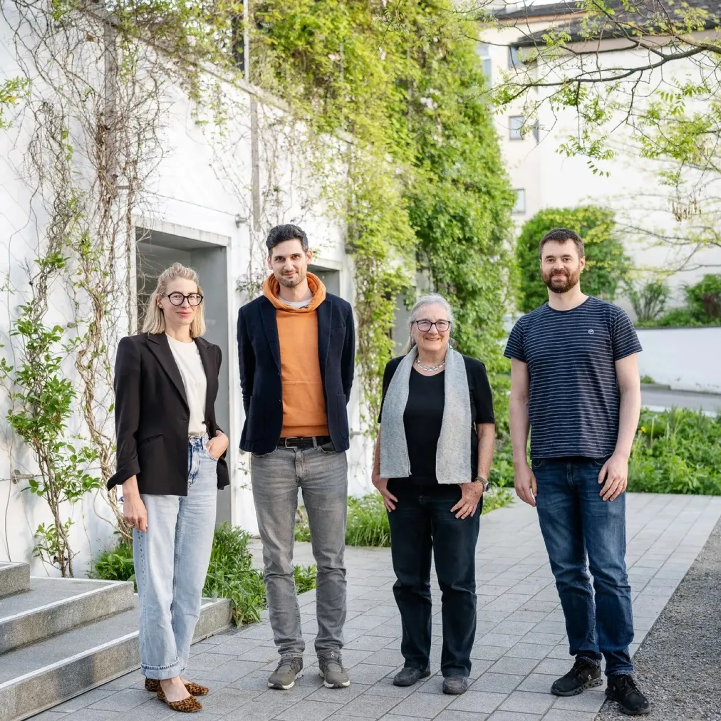 Gruppenbild von vier Personen 