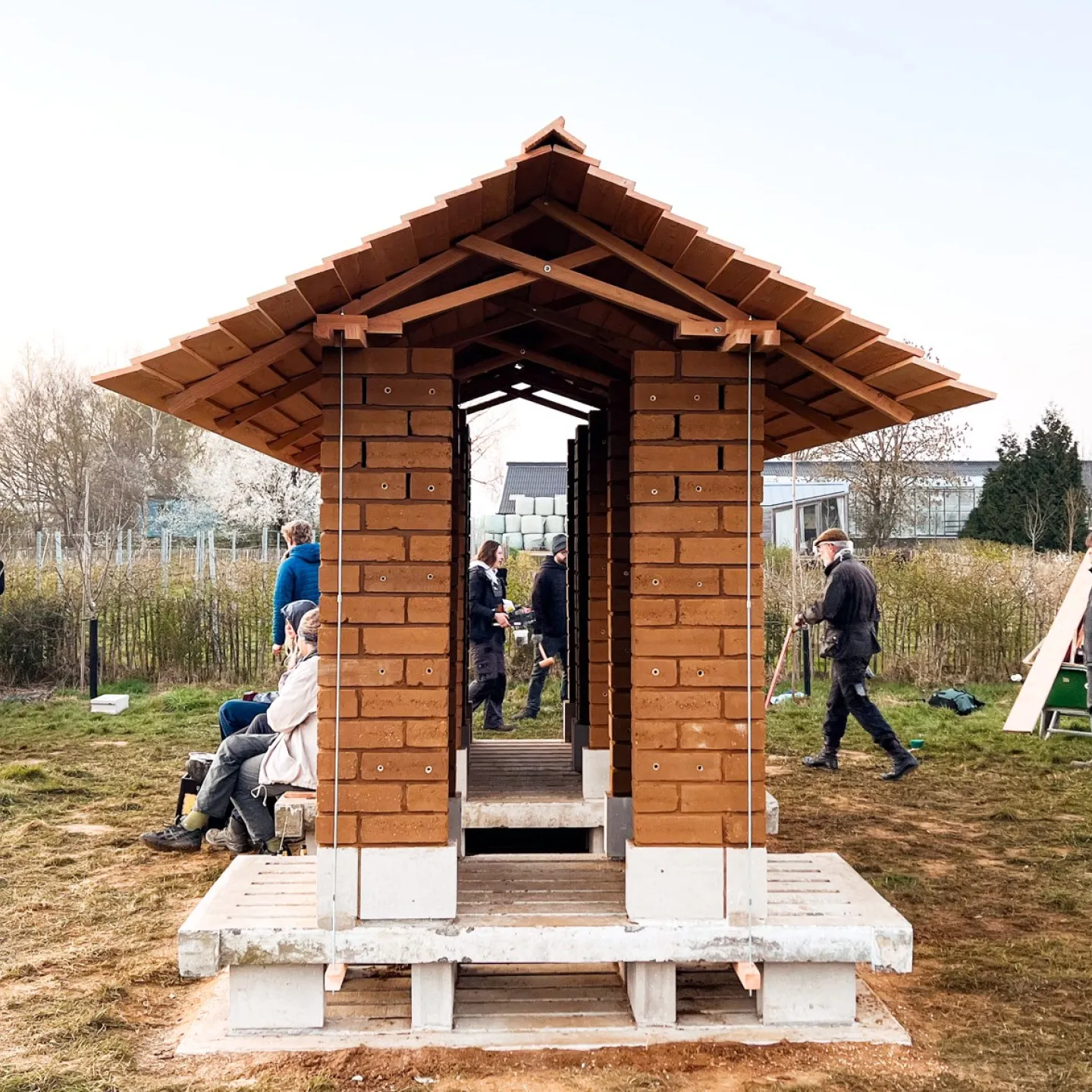 Kleines Gebäude aus Lehmziegeln und Holz im Bau