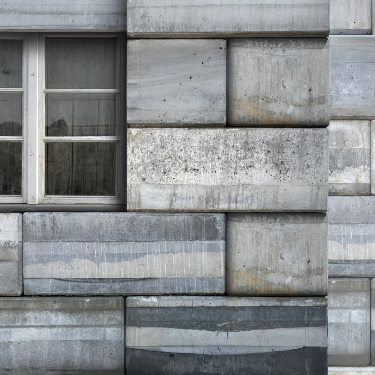 Gebäude aus grauen Steinblöcken