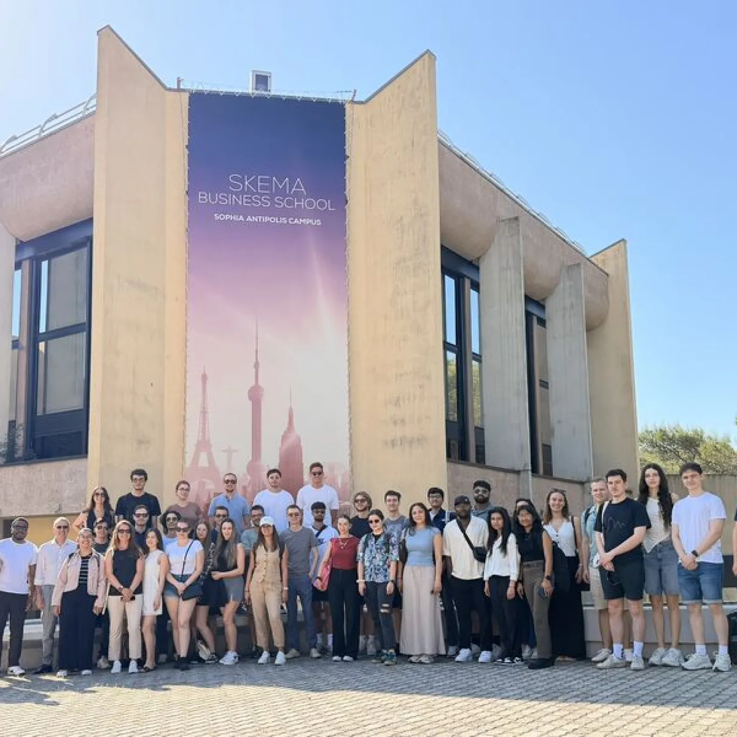 Studierende auf Studienreise vor einem Gebäude