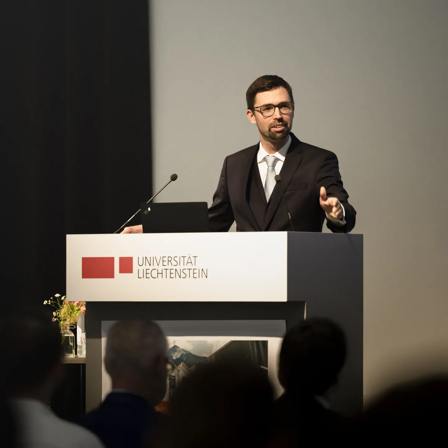 Dozent hält einen Vortrag bei einer Antrittsvorlesung an der Universität Liechtenstein