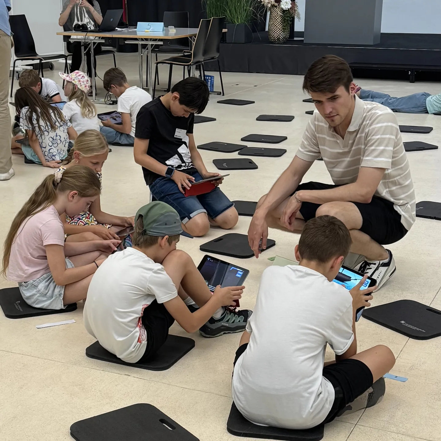 Gruppe von Kindern hören dem Lehrer zu