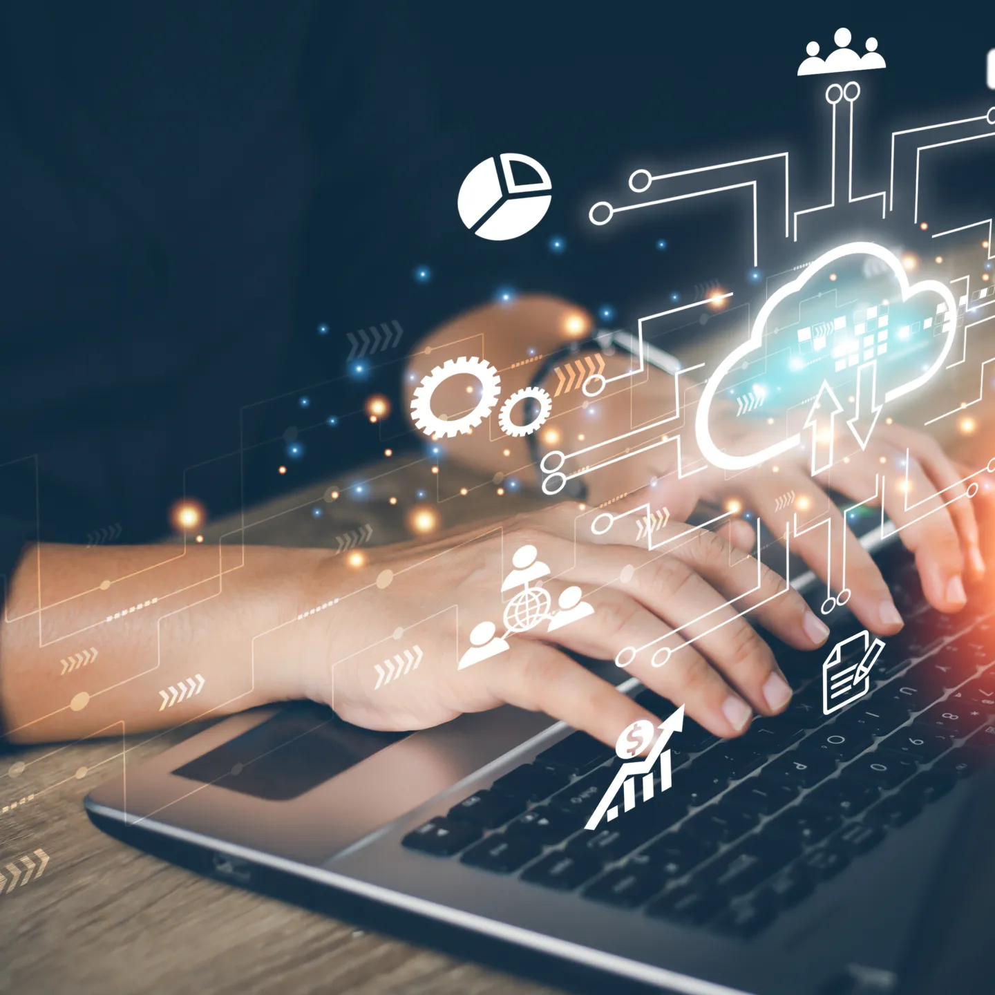 Mann arbeitet am Laptop mit eingefügten Symbolen für Cloud Computing