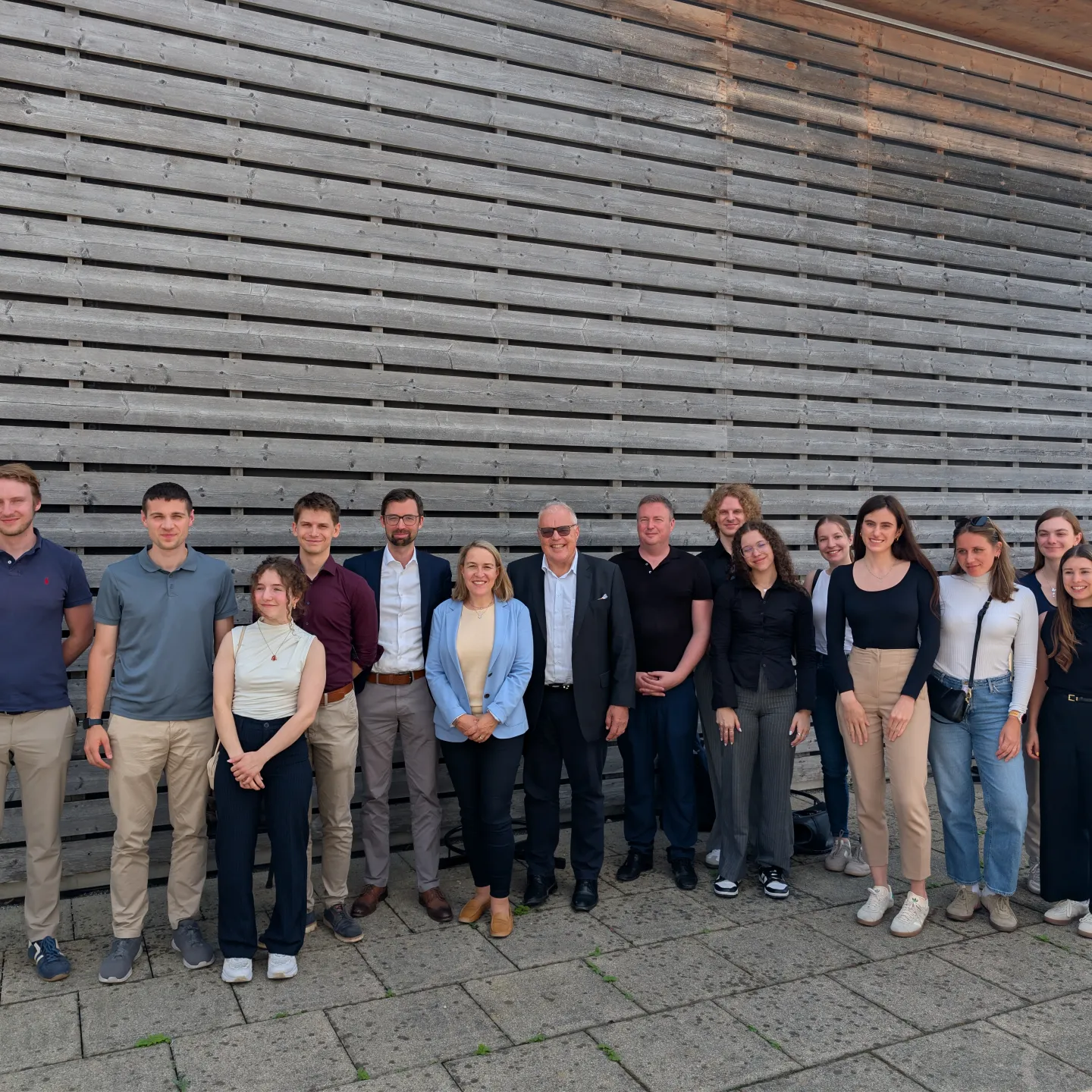 Gruppenbild mit den Besuchern der Universität Linz