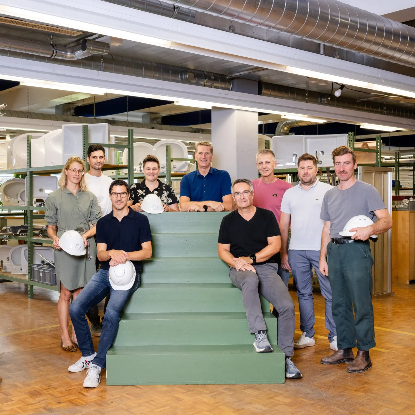 Gruppenfoto in einem Bauteillager