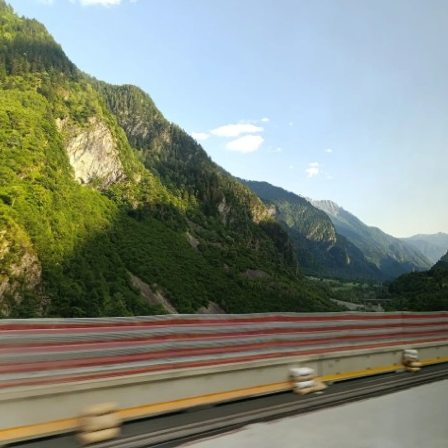 Autostrasse mit Hügel