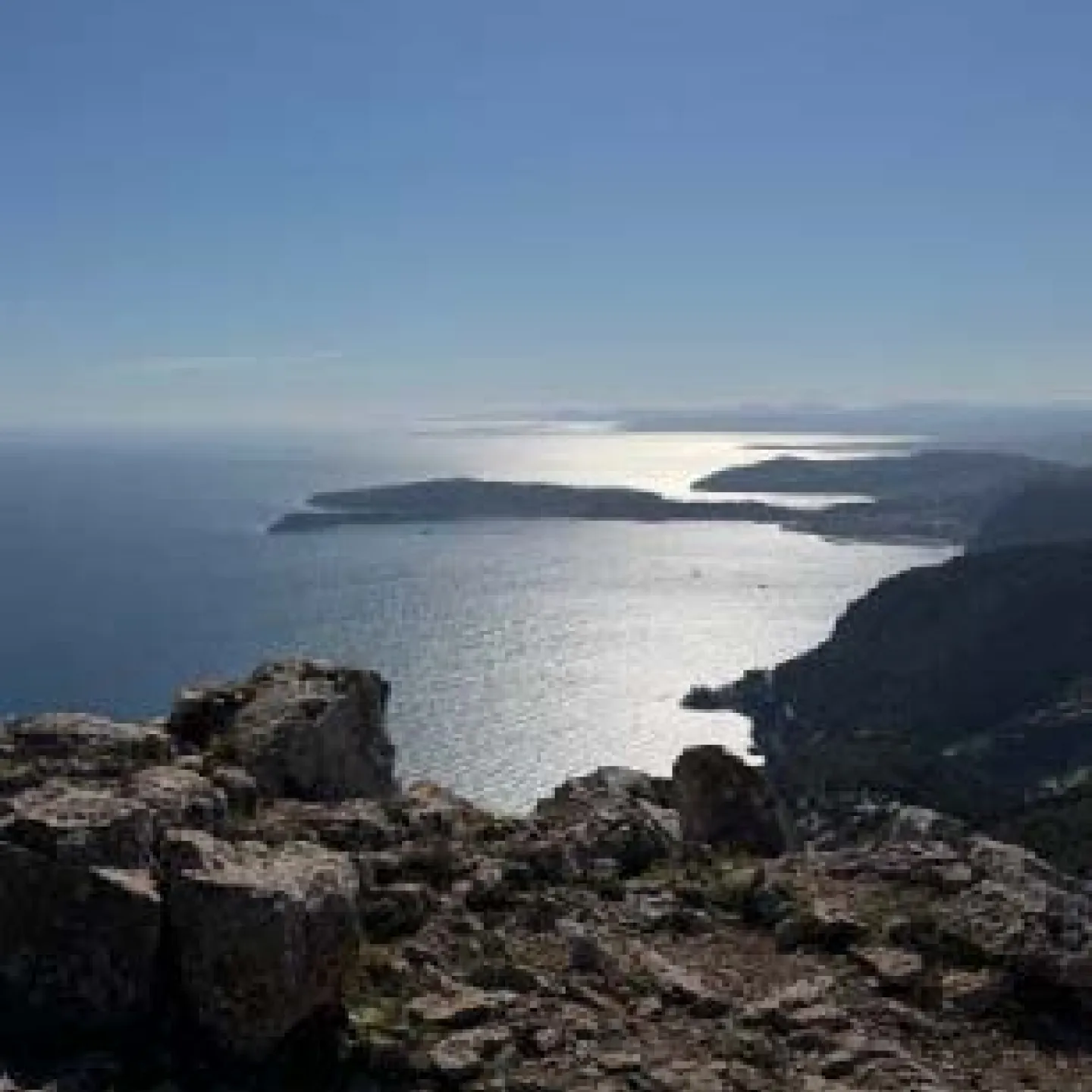 Küste mit blauem Meer.
