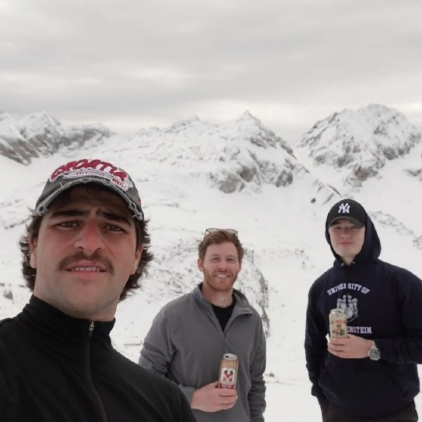 Vier Jungs mit Schneebergen im Hintergrund