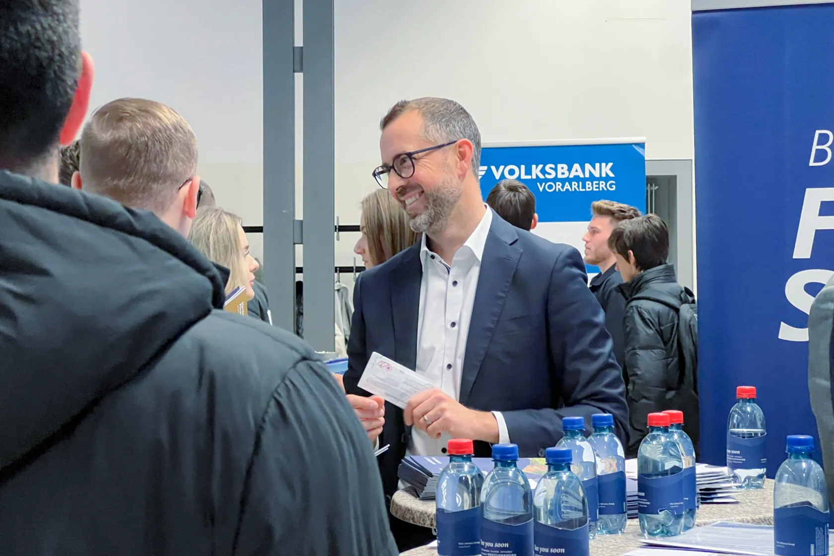 Unternehmensvertreter auf dem Karrieretag 2024 im Gespräch mit Studierenden Universität Liechtenstein