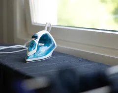 Bügeleisen auf einem Bügelbrett im Studierendenwohnheim der Universität Liechtenstein.