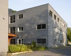 Haupteingang des Studierendenwohnheims der Universität Liechtenstein mit moderner Architektur.