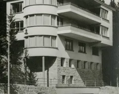 Schwarz-Weiss Aufnahme eines Gebäudes des Architekten Ernst Sommerlad