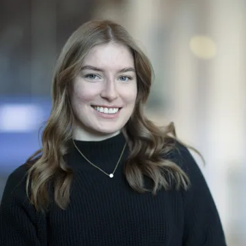 Portraifoto von Studentin Anika Schneider Bachelor BWL