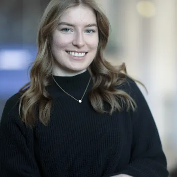 Portraifoto von Studentin Anika Schneider Bachelor BWL