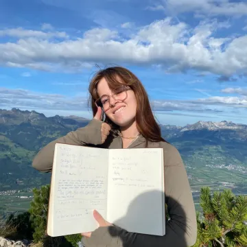 Studierende Valentine aus Frankreichpräsentiert stolz Studienunterlagen